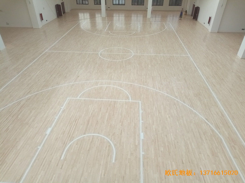 貴陽清華中學(xué)分校籃球館運(yùn)動(dòng)地板安裝案例5
